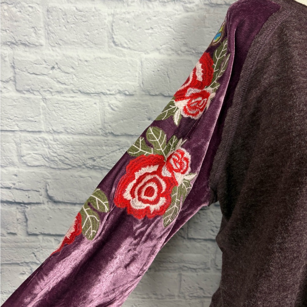 Umgee Scoop Neck Floral Embroidered Velvet Sleeves top size S - Picture 2 of 7